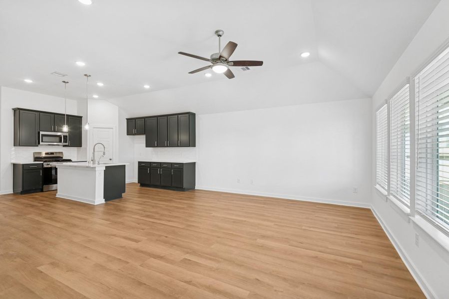 Spacious, unfurnished interior of a new home in Ambrose, La Marque (Image 14).