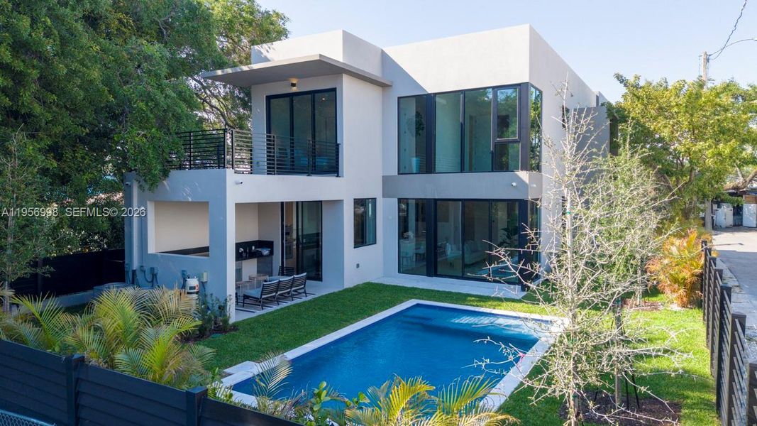 Exterior details and patio area of a home in , Miami (Image 28).
