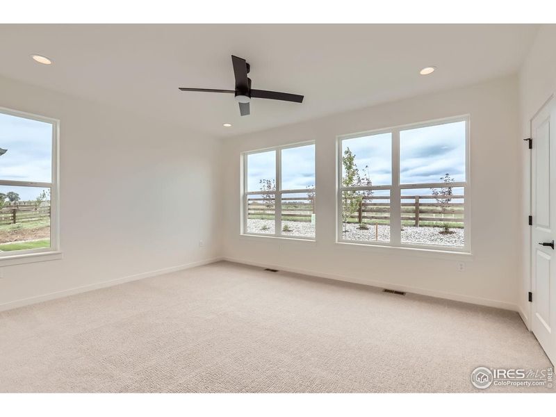 Spacious, unfurnished interior of a new home in Barefoot Lakes, Longmont (Image 24).