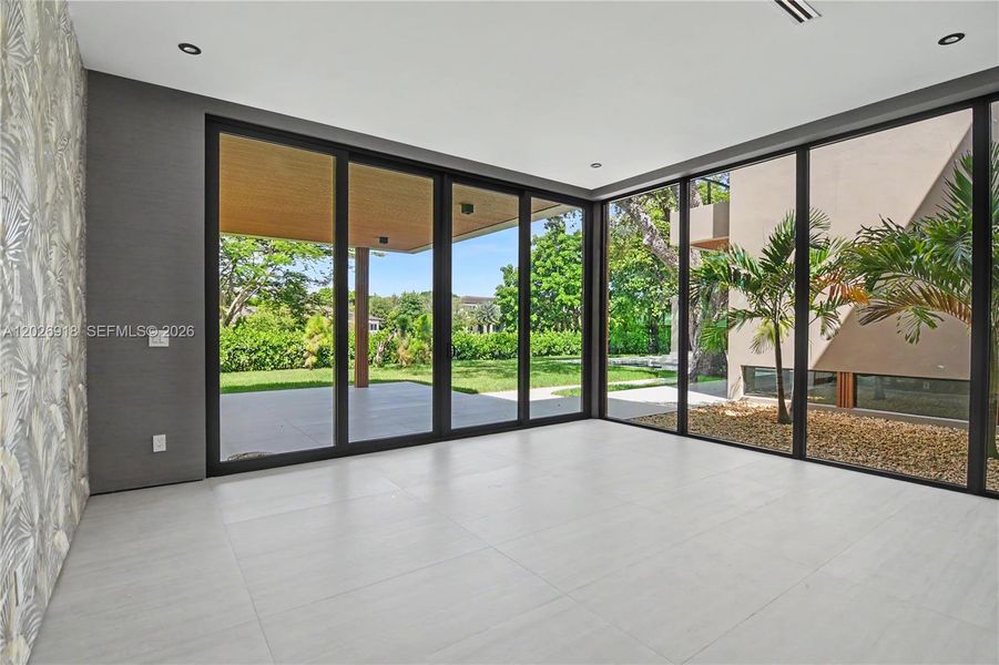 Exterior details and patio area of a home in , Pinecrest (Image 4).