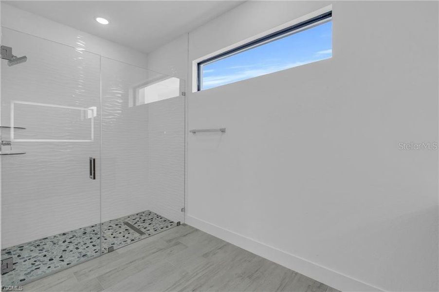 Spacious, unfurnished interior of a new home in , Port Charlotte (Image 14).