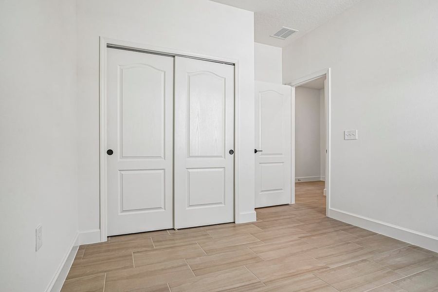 Spacious, unfurnished interior of a new home in Oasis Reserve, Orlando (Image 17).