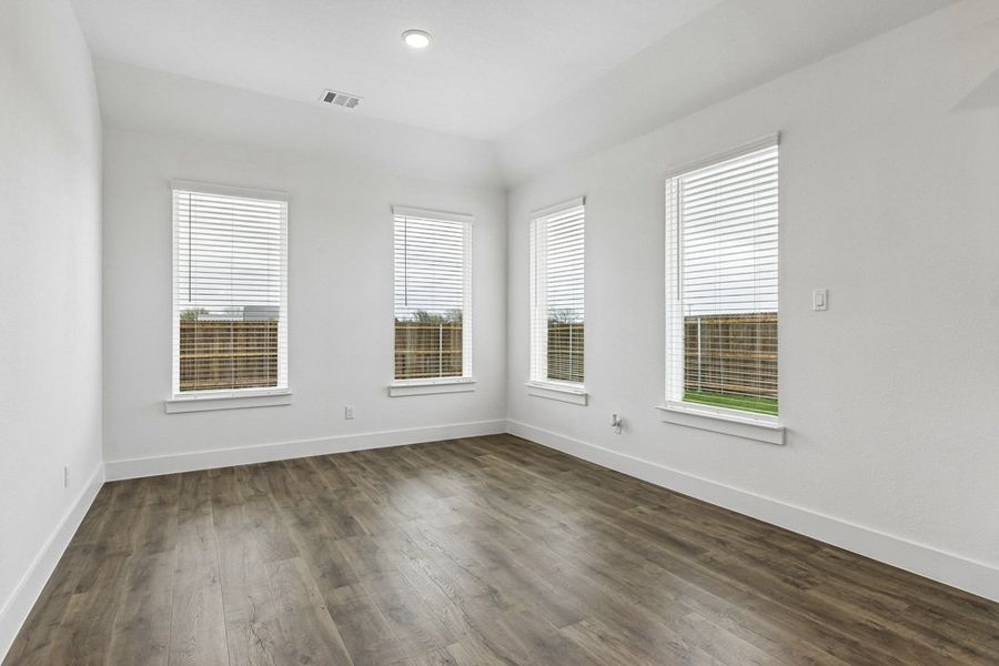 Spacious, unfurnished interior of a new home in Brahman Ranch, Venus (Image 19).