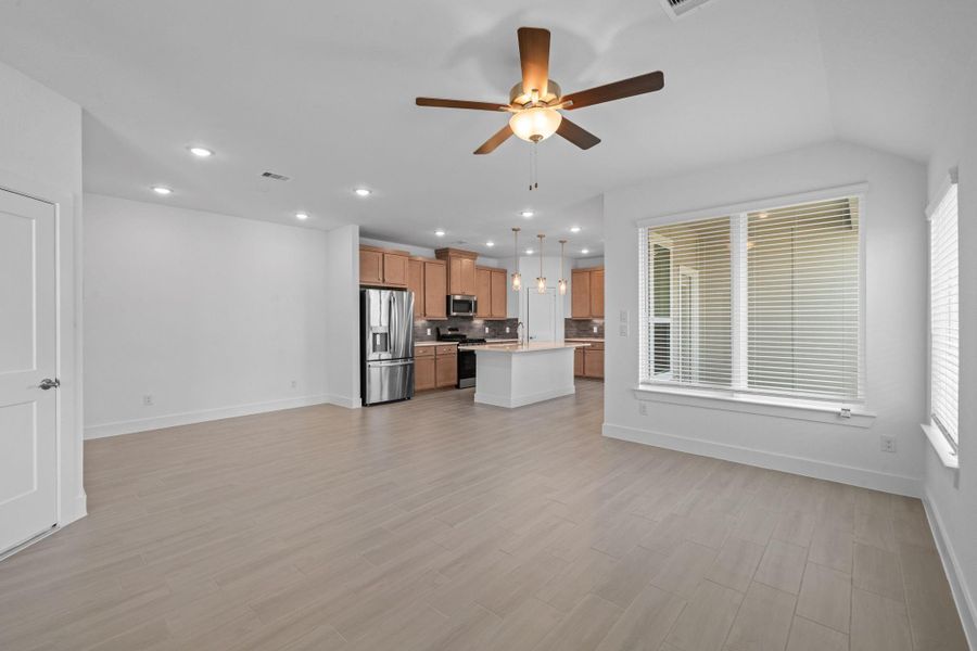 Spacious, unfurnished interior of a new home in Meridiana, Iowa Colony (Image 11).