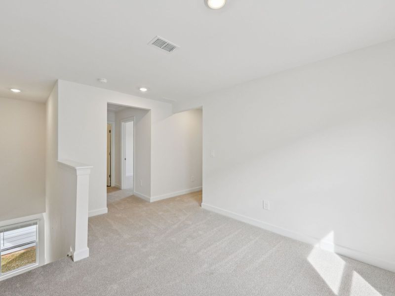 Spacious, unfurnished interior of a new home in Buffalo Ridge, Newton (Image 15).