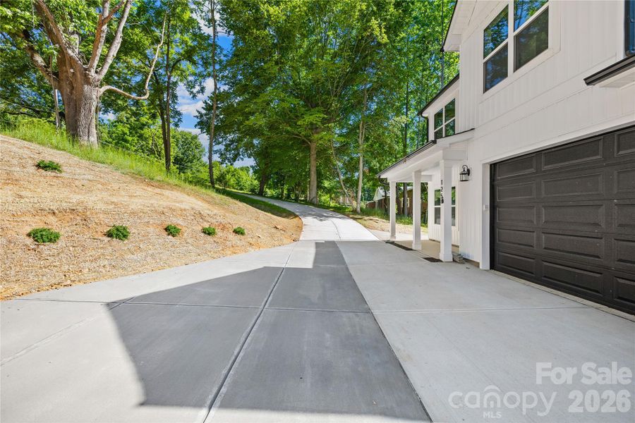 Exterior details and patio area of a home in , Kings Mountain (Image 3).