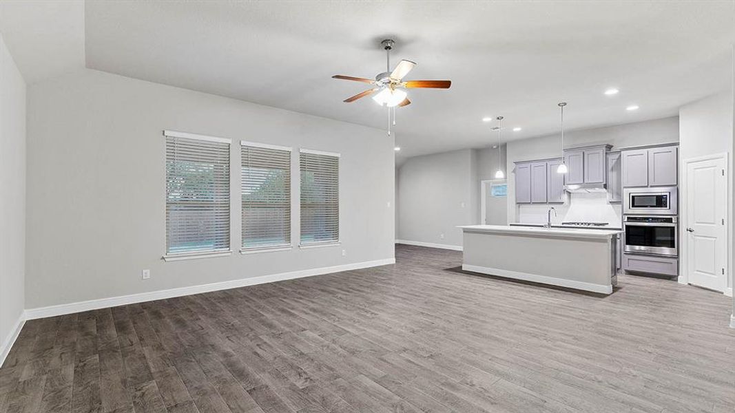Spacious, unfurnished interior of a new home in Lakeview Pointe, Grand Prairie (Image 17).