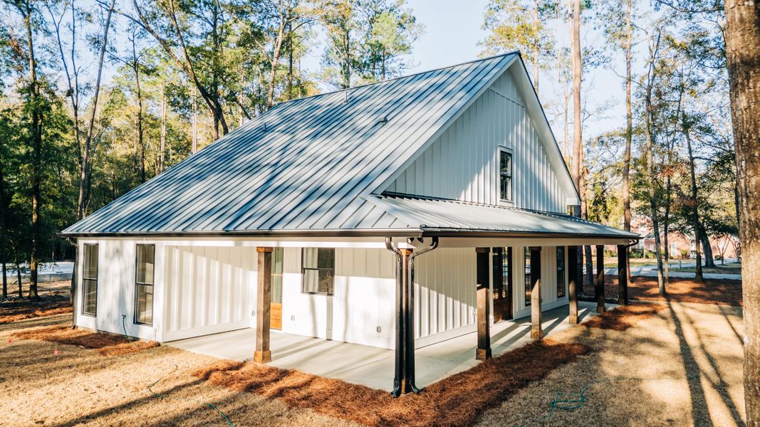 Exterior details and patio area of a home in , Walterboro (Image 4).