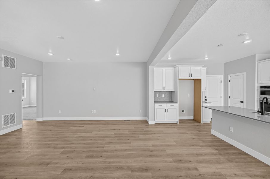 Spacious, unfurnished interior of a new home in Trailstone, Arvada (Image 14).