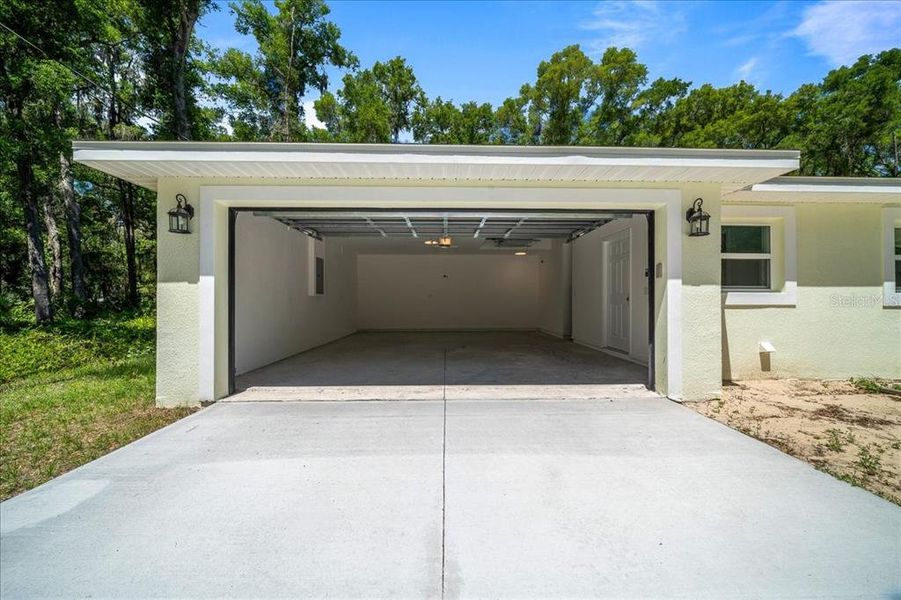 Exterior details and patio area of a home in , Ocklawaha (Image 27).