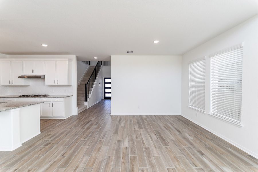 Spacious, unfurnished interior of a new home in Lago Mar, Texas City (Image 21).