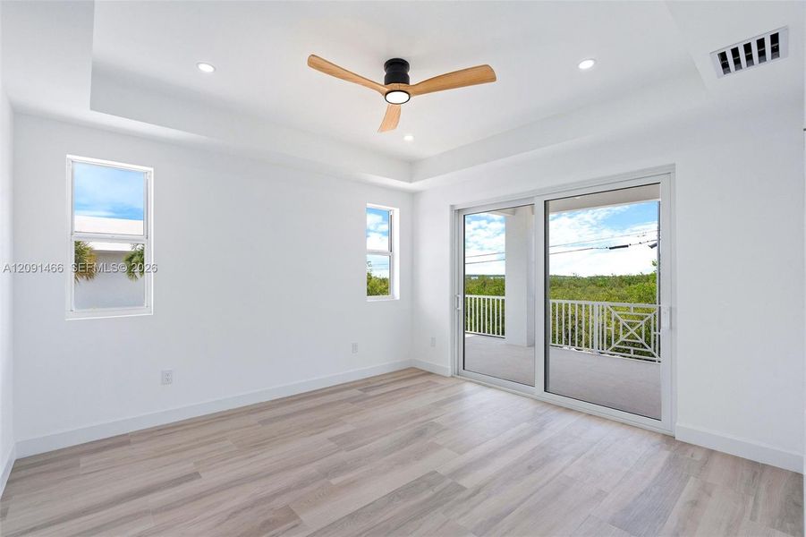 Spacious, unfurnished interior of a new home in , Tavernier (Image 76).