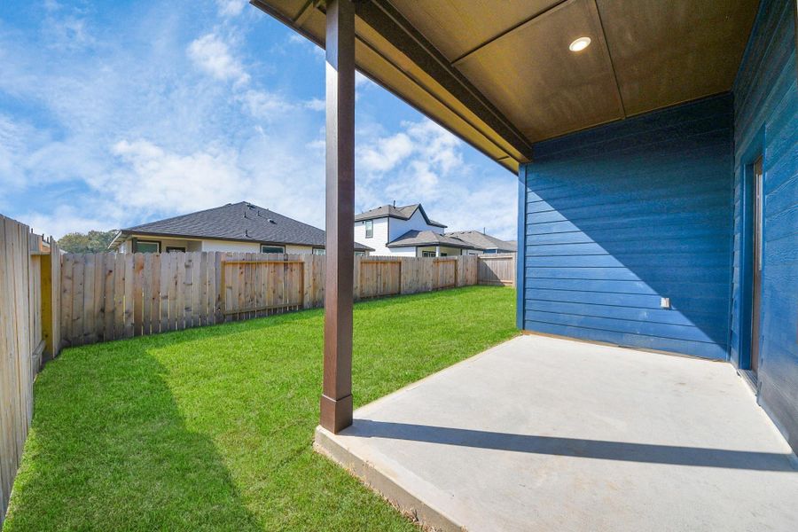 Exterior details and patio area of a home in Lexington Heights, Willis (Image 4).