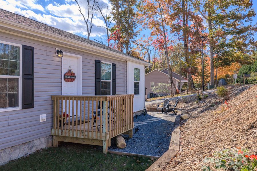 Exterior details and patio area of a home in , Nebo (Image 2).