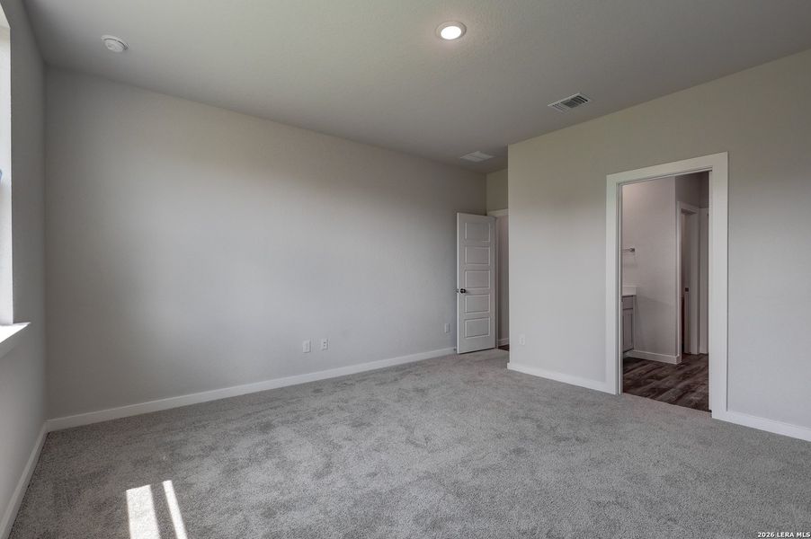 Spacious, unfurnished interior of a new home in Hiddenbrooke, Seguin (Image 16).