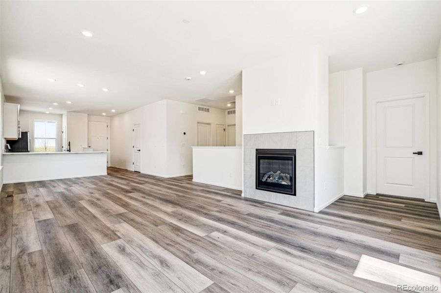 Spacious, unfurnished interior of a new home in Legato, Commerce City (Image 30).