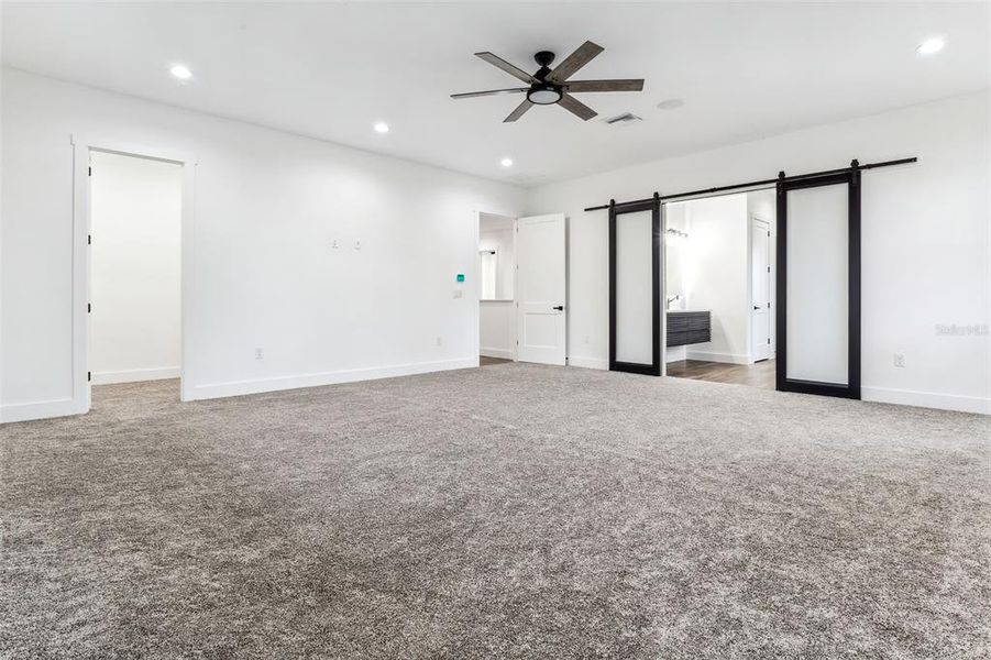 Spacious, unfurnished interior of a new home in , Tampa (Image 30).