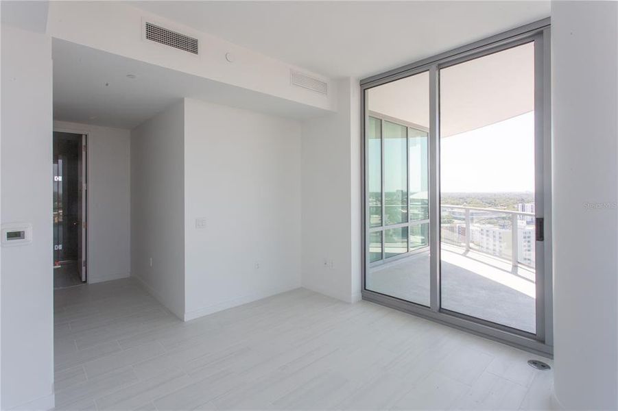 Spacious, unfurnished interior of a new home in , St. Petersburg (Image 14).