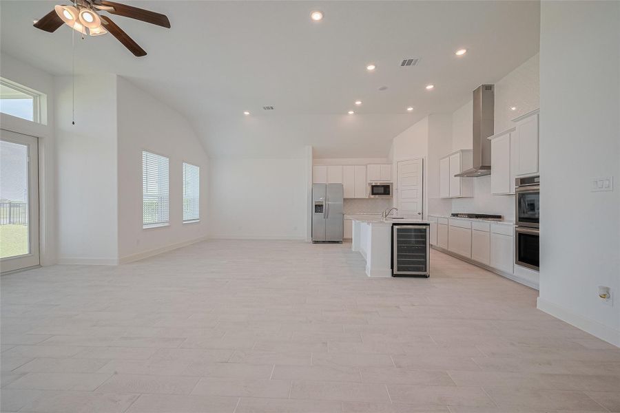 Spacious, unfurnished interior of a new home in Lago Mar, Texas City (Image 33).