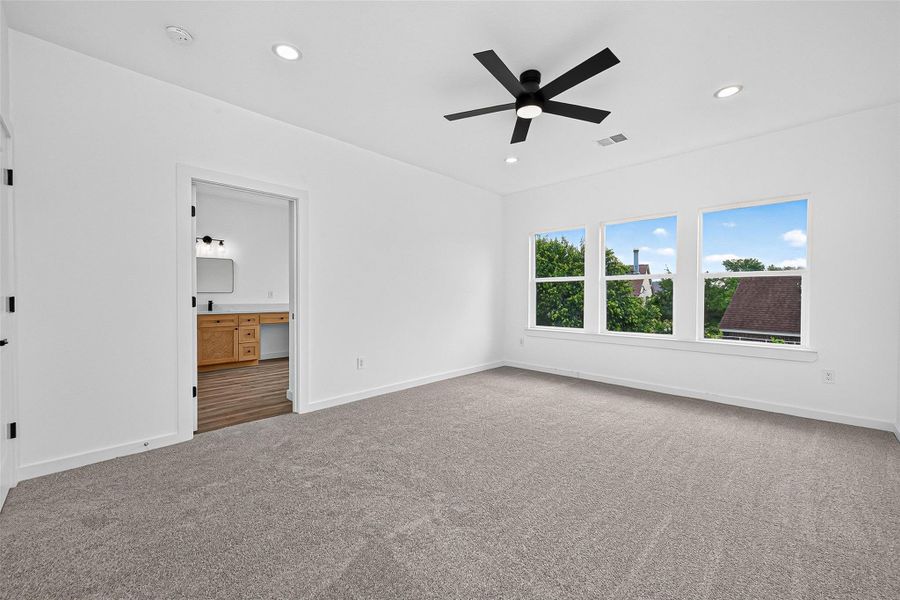 Spacious, unfurnished interior of a new home in , Conroe (Image 24).