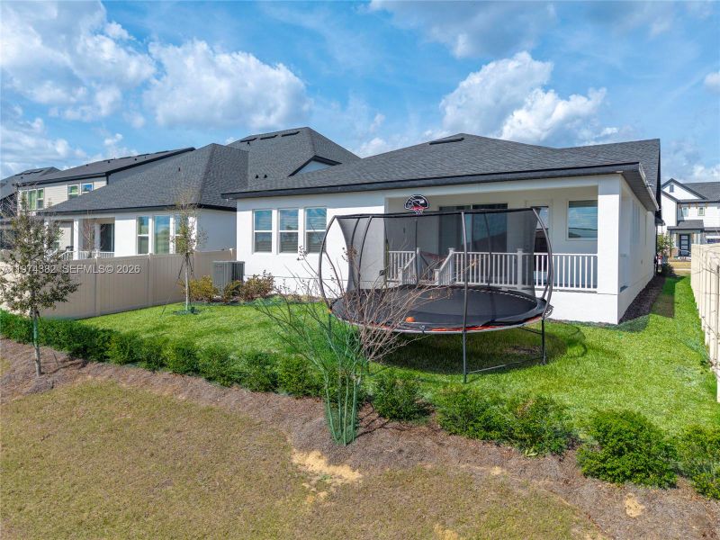 Exterior details and patio area of a home in , Clermont (Image 4).