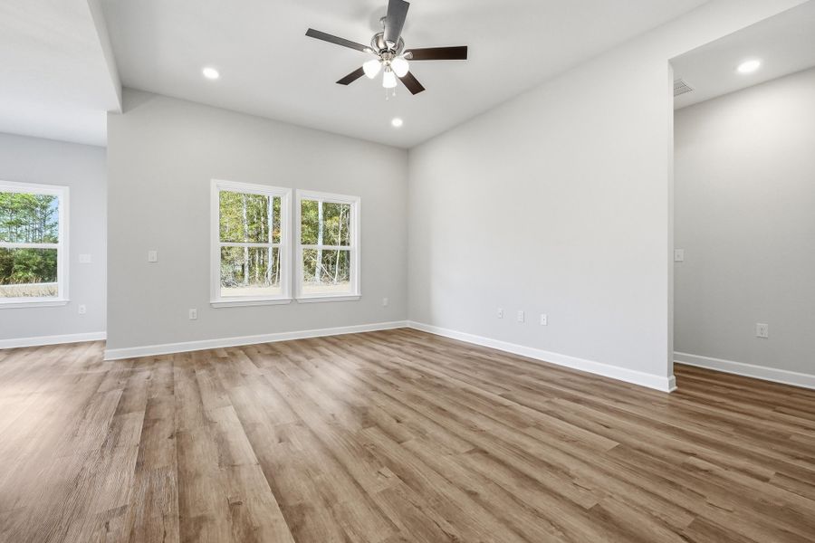 Photos of a similar home.