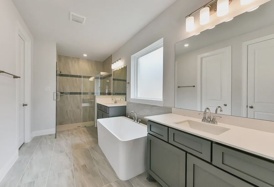 Plan 4039 primary bath - 10 of 17