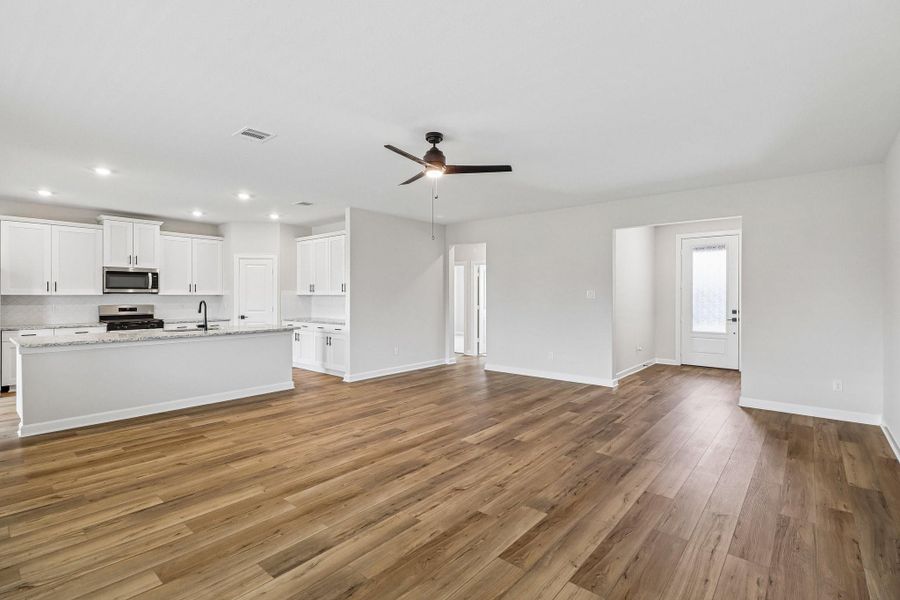 Spacious, unfurnished interior of a new home in Lago Mar, Texas City (Image 13).