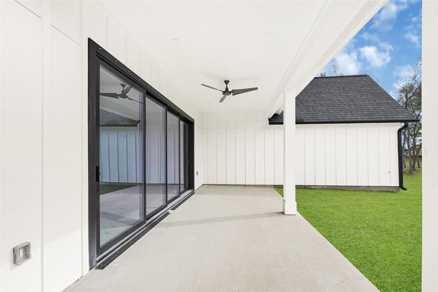 Exterior details and patio area of a home in , Rosharon (Image 3).