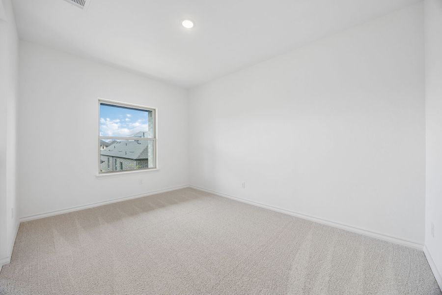 Spacious, unfurnished interior of a new home in Country Lakes, Denton (Image 30).
