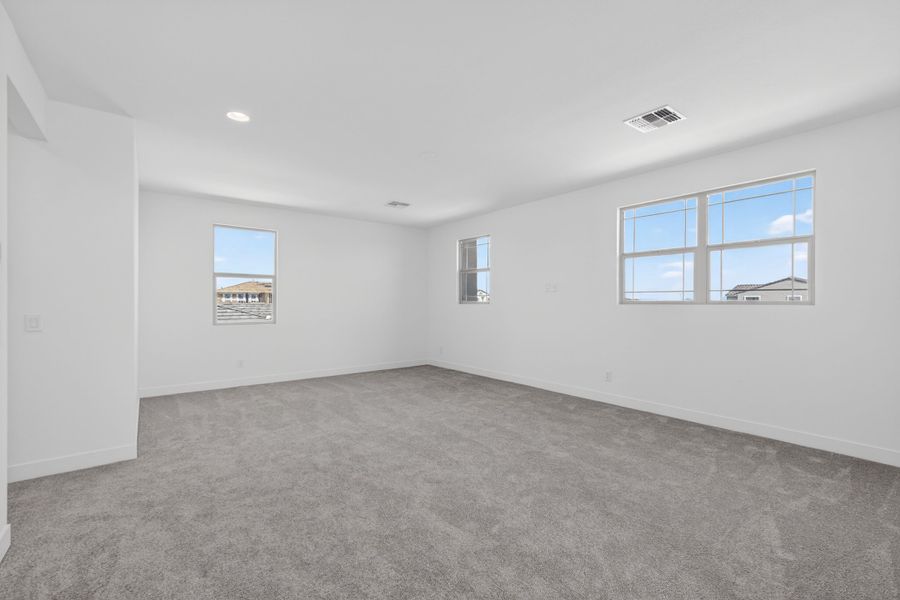 Spacious, unfurnished interior of a new home in Artisan at Asante, Surprise (Image 20).