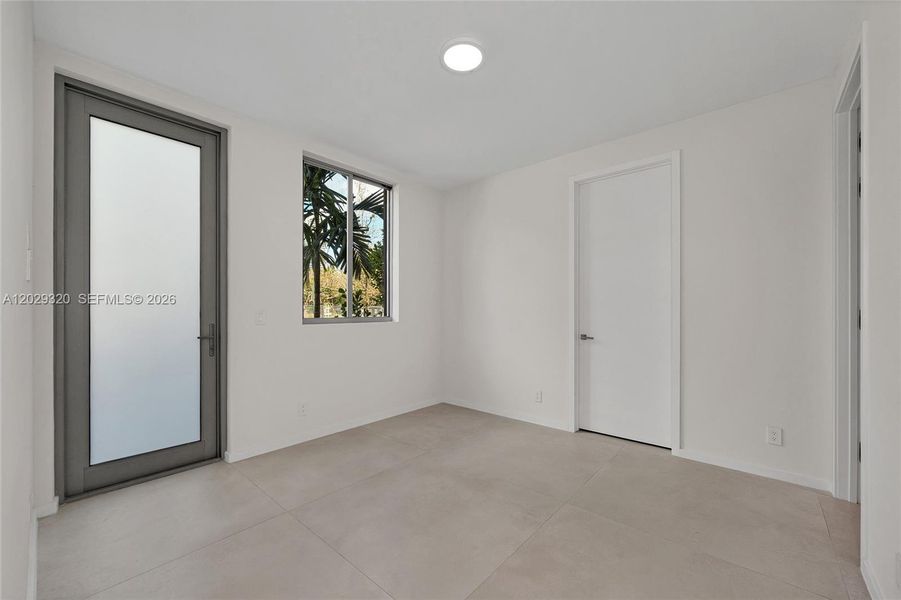 Spacious, unfurnished interior of a new home in , Miami (Image 34).