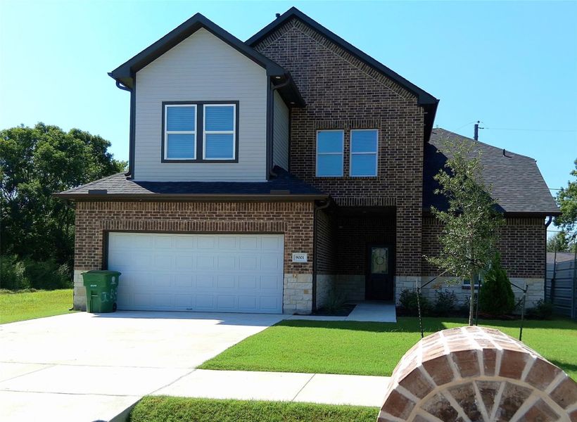 FRONT VIEW / BRICK AND STONE FRONT VIEW / BRICK AND STONE