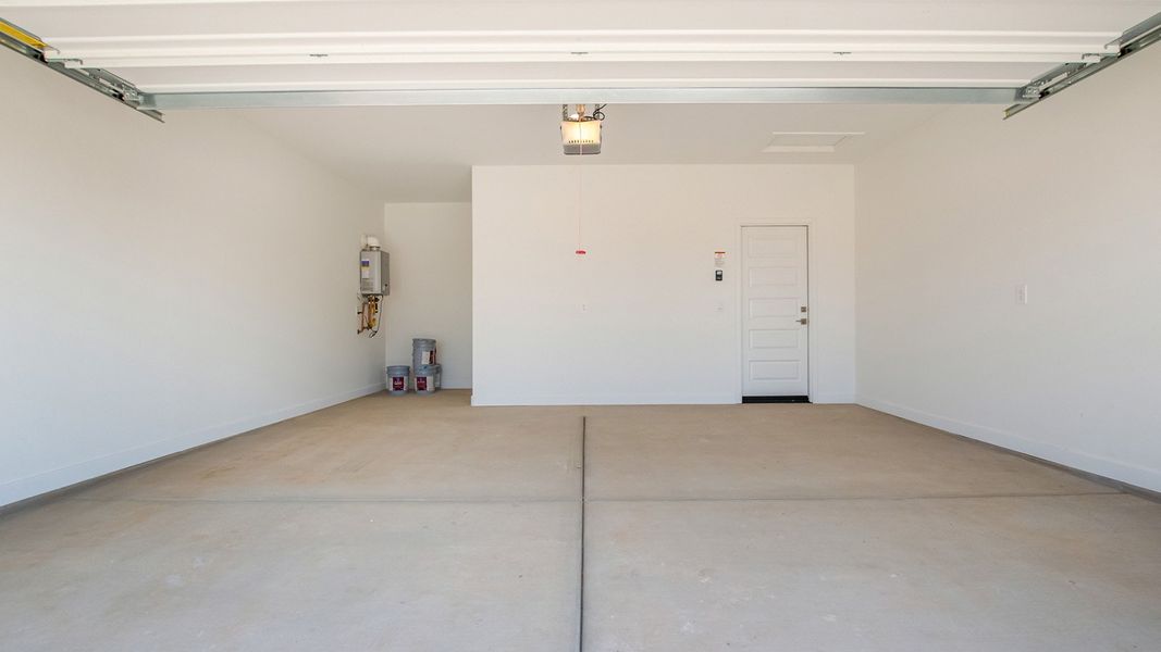 Spacious, unfurnished interior of a new home in Barnett Village, Marana (Image 29).