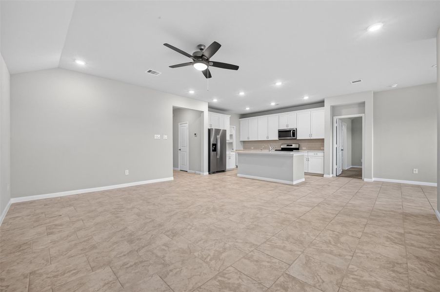 Spacious, unfurnished interior of a new home in , Texas City (Image 43).