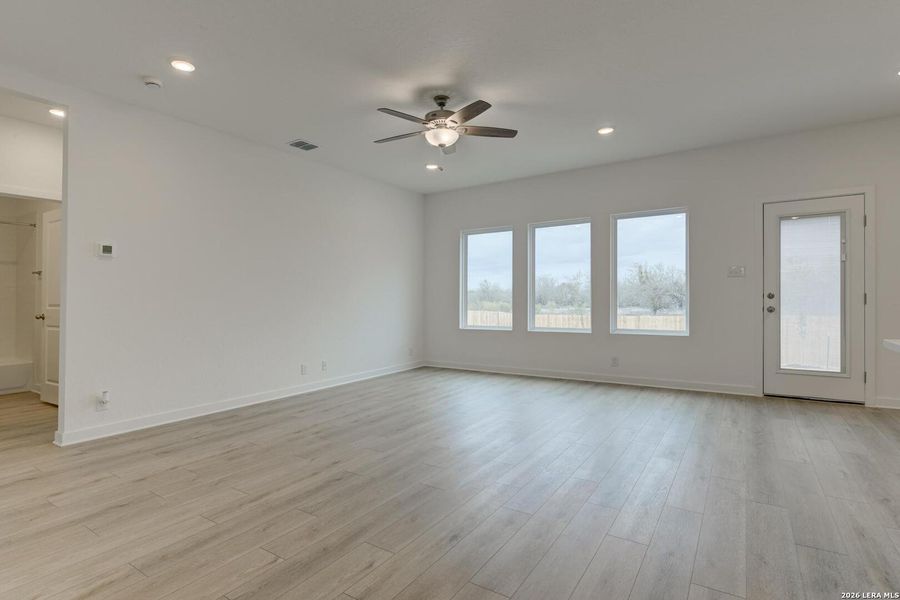 Spacious, unfurnished interior of a new home in Nopal Valley, San Antonio (Image 25).