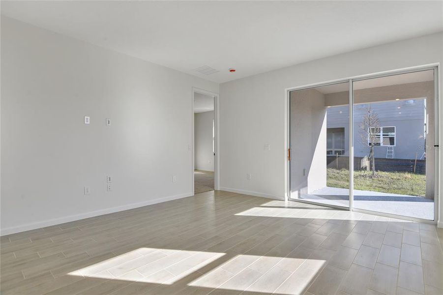 Spacious, unfurnished interior of a new home in Seasons at Magnolia Pointe, Umatilla (Image 12).