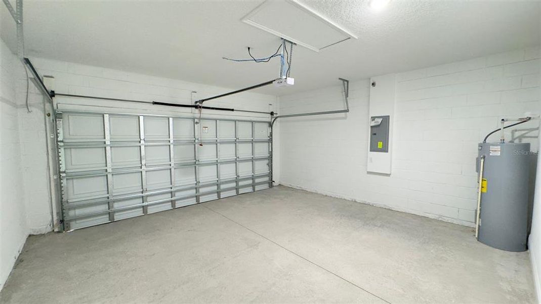 Spacious, unfurnished interior of a new home in , Citrus Springs (Image 21).
