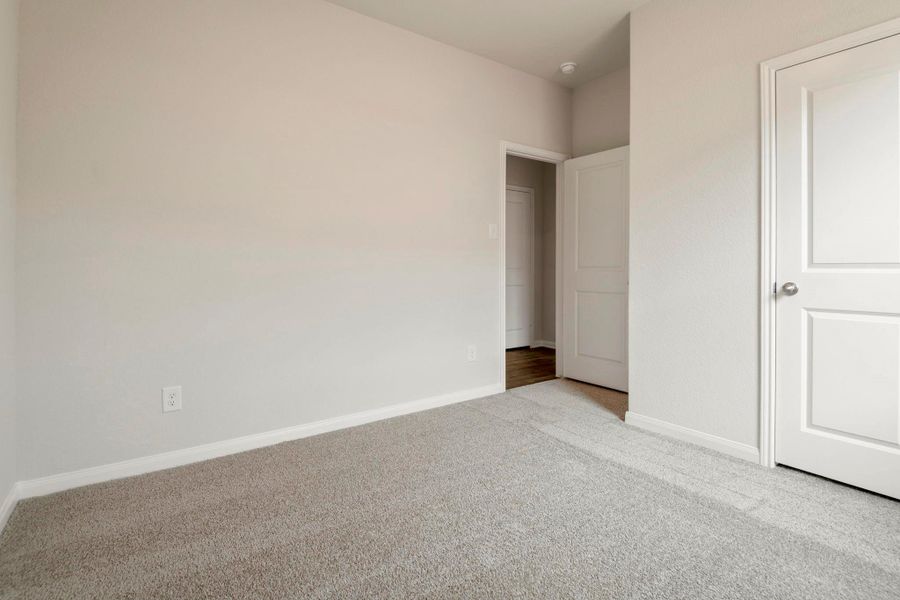Spacious, unfurnished interior of a new home in Trails at Cochran Ranch, Waller (Image 12).