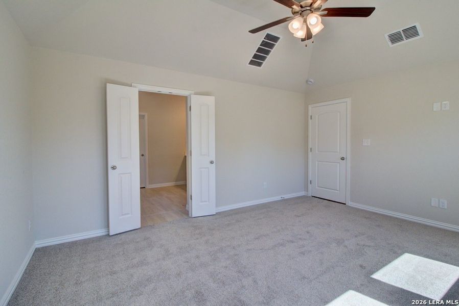 Spacious, unfurnished interior of a new home in Veramendi, New Braunfels (Image 15).