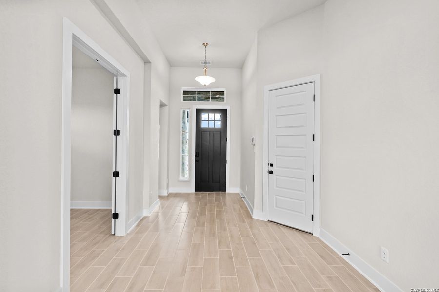 Spacious, unfurnished interior of a new home in Stillwater Ranch, San Antonio (Image 29).