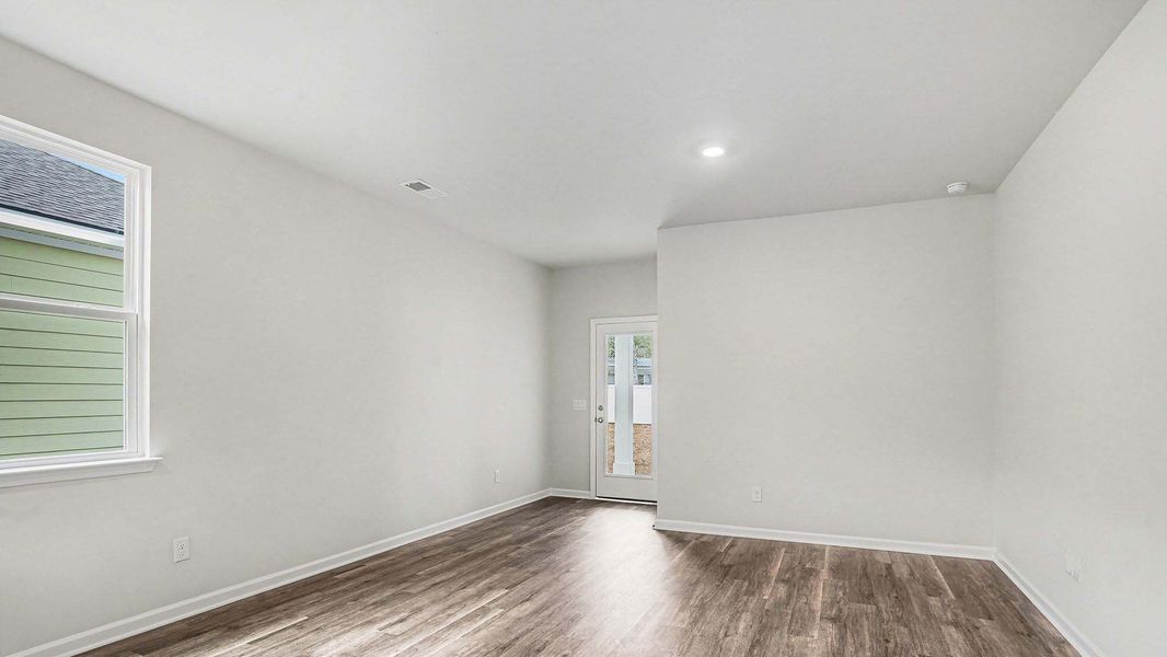 Spacious, unfurnished interior of a new home in Summerville, Darlington (Image 10).