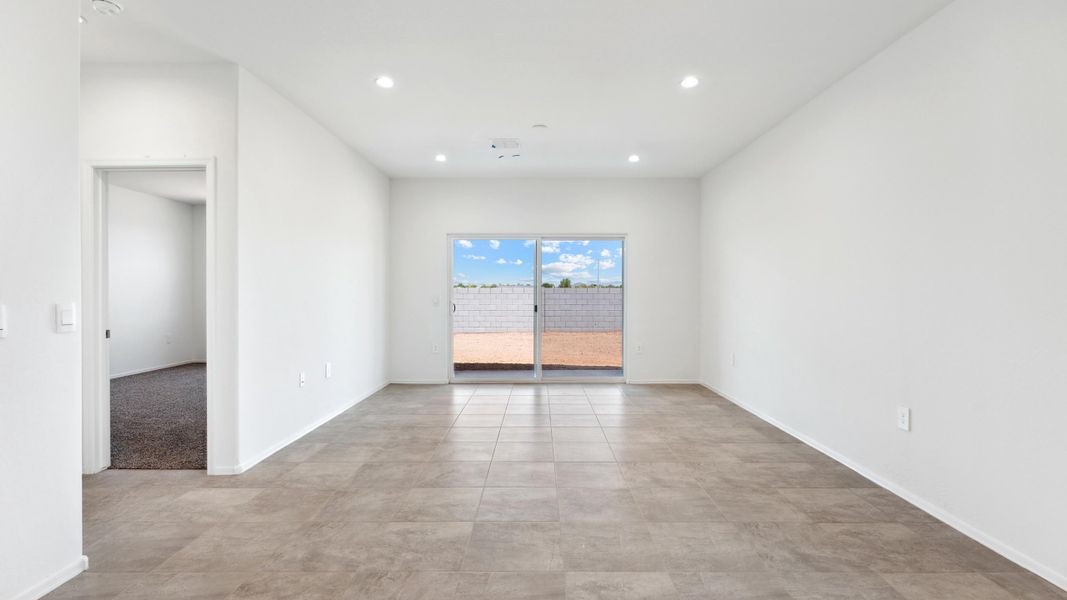 Spacious, unfurnished interior of a new home in Quail Ranch, San Tan Valley (Image 12).