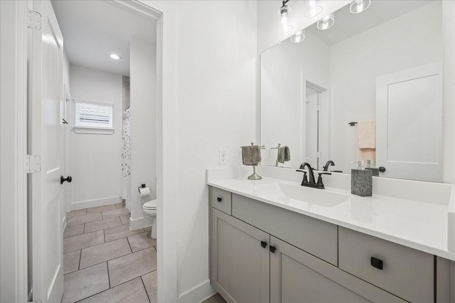 Upstairs secondlary bath