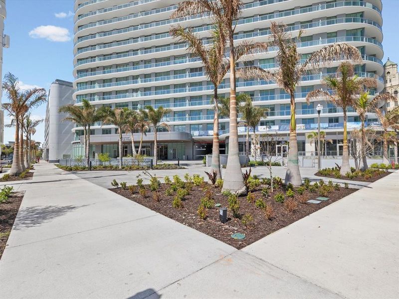 Condo located in St. Petersburg, FL showcasing its design and architecture (Image 33).