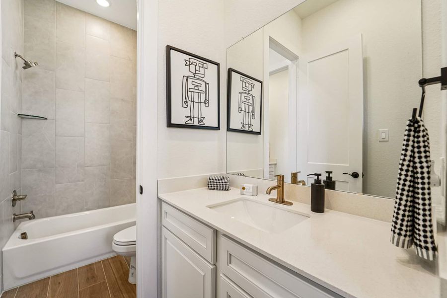 Representative furnished interior of a home built from the Sydney – 60′ Lot by Chesmar Homes in Lakes of Cane Island, Katy (Image 27).