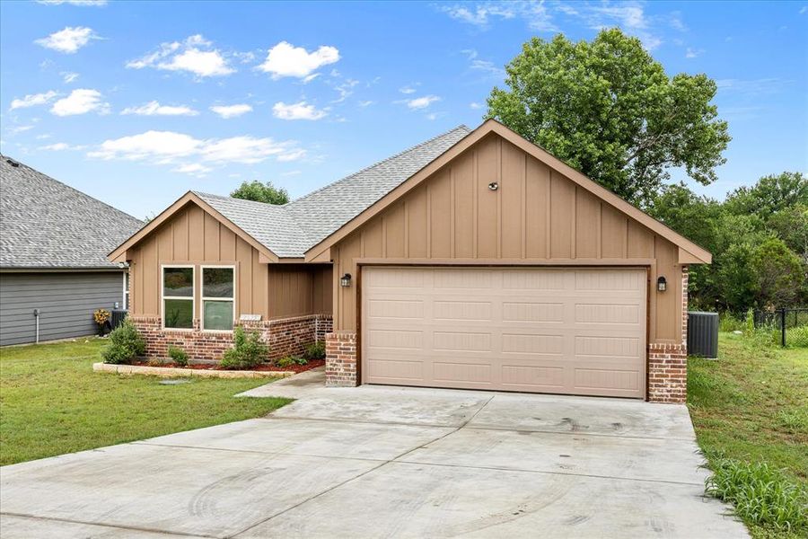 Front exterior of a new home in , Granbury, TX, highlighting curb appeal (Image 22). Front exterior of a new home in , Granbury, TX, highlighting curb appeal (Image 22).
