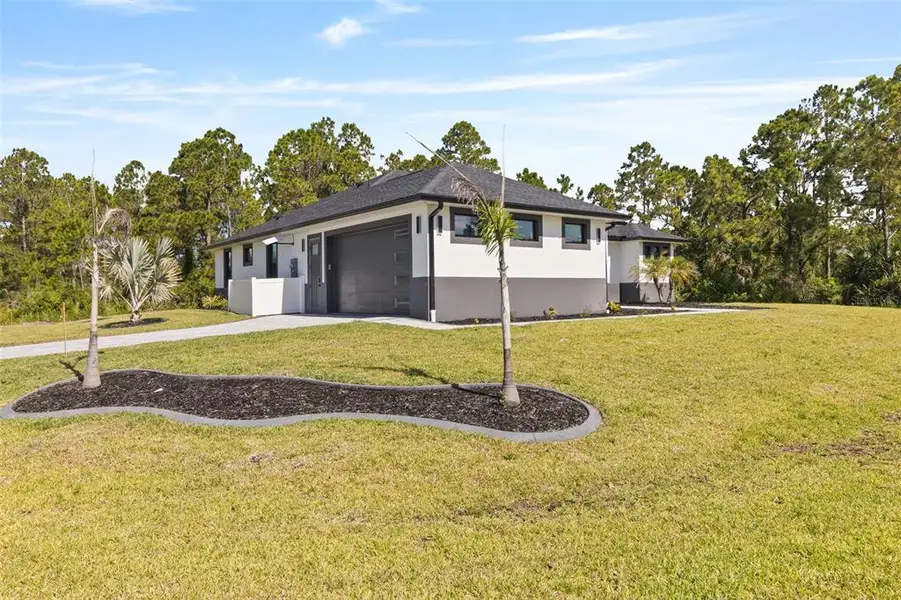 Exterior details and patio area of a home in , North Port (Image 4).