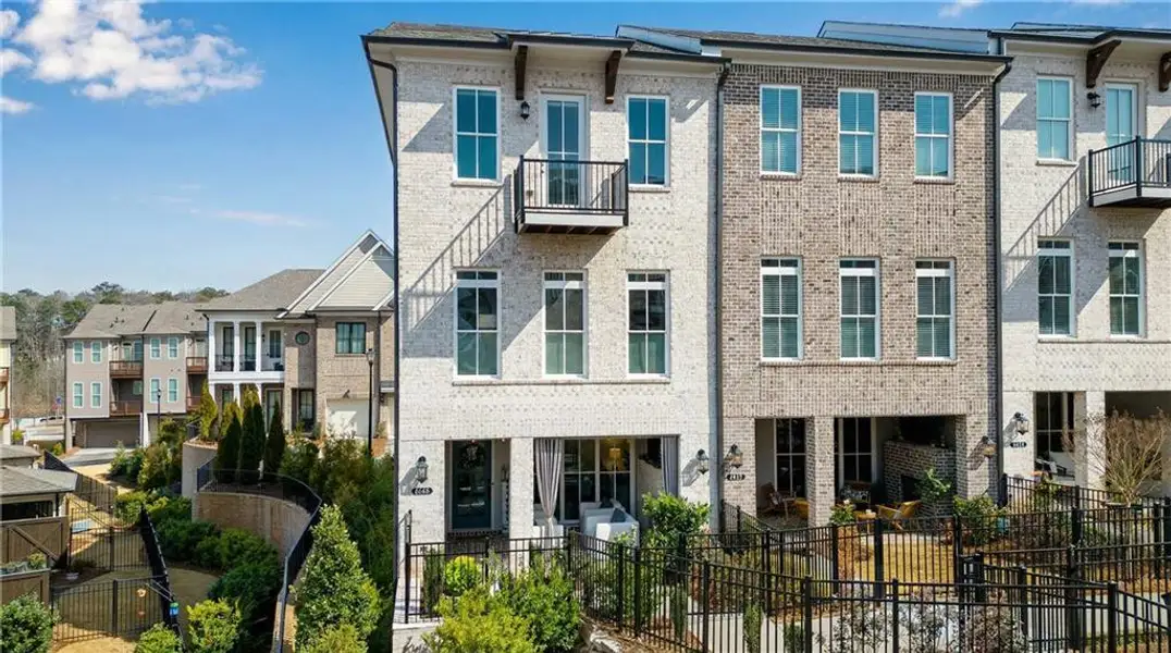 Condo located in Peachtree Corners, GA showcasing its design and architecture (Image 4).