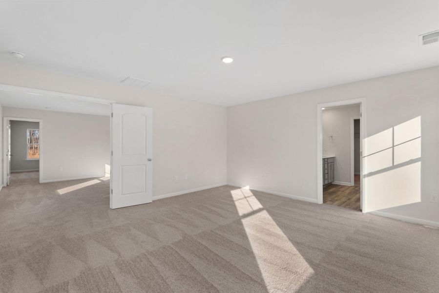 Spacious, unfurnished interior of a new home in Chandler Ridge, McLeansville (Image 37).